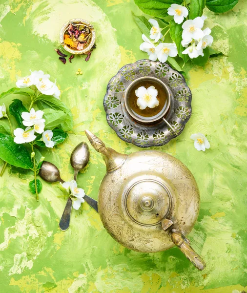 ジャスミンの花から茶と東洋のお茶セット — ストック写真