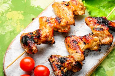 Barbekü ızgara, şiş üzerinde pişmiş tavuk kanatları. Amerikan Mutfagi