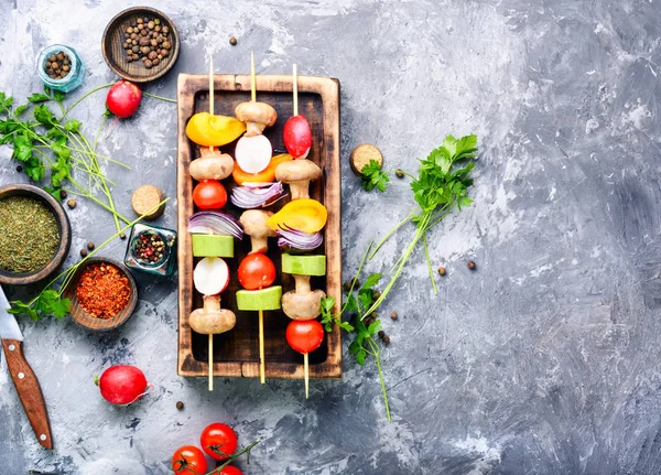Vegan Plantaardige Spiesjes Een Snijplank Groenten Voor Het Grillen — Stockfoto