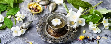 Yasemin çiçekleri çay ile oryantal çay seti. Yasemin çayı