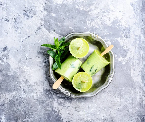 Helado Vainilla Casero Con Hojas Menta Fresca — Foto de Stock