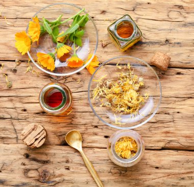 Calendula çiçek ve bitki tentür şifa. Şifalı bitkiler. Bitkisel ilaç