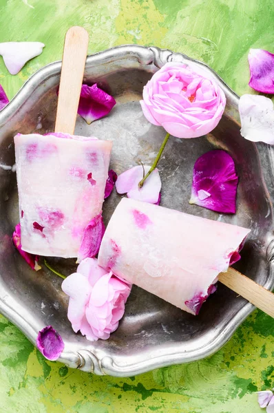 Gelato Alla Vaniglia Estivo Con Fiori Rosa Freschi — Foto Stock