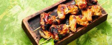 Barbekü ızgara, şiş üzerinde pişmiş tavuk kanatları. Amerikan Mutfagi