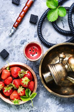 Aroma relax için çilek ile oryantal nargile. Çilek shisha