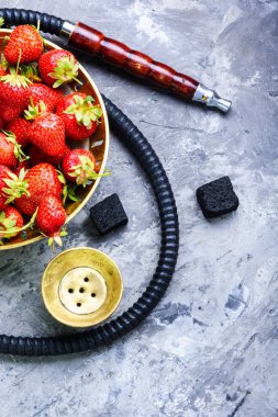 Aroma relax için çilek ile oryantal nargile. Çilek shisha