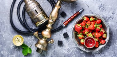 Aroma relax için çilek ile oryantal nargile. Çilek shisha