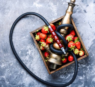 Aroma relax için çilek ile oryantal nargile. Çilek shisha