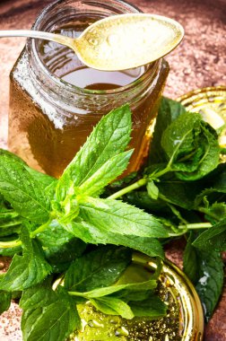 Aromatik şifalı reçel dan taze nane yaprakları. Nane jöle