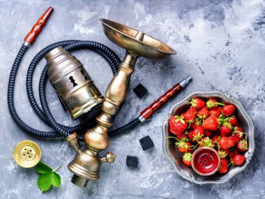 Aroma relax için çilek ile oryantal nargile. Çilek shisha
