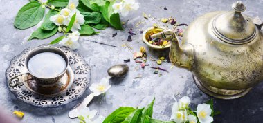 Yasemin çiçekleri çay ile oryantal çay seti. Yeşil çay