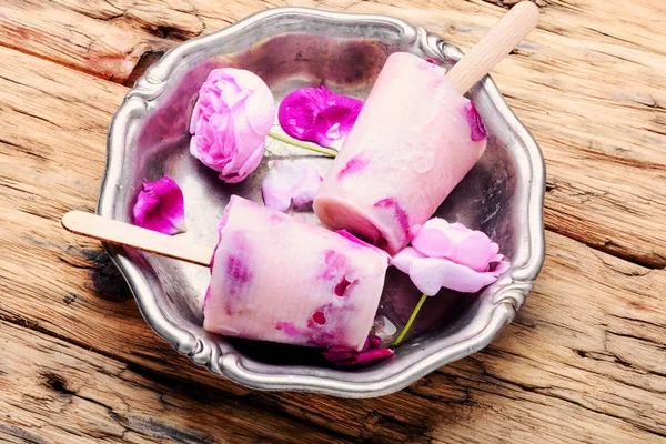 Helado Vainilla Verano Con Flores Rosa Frescas —  Fotos de Stock