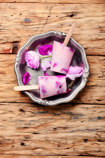 Gelato Alla Vaniglia Estivo Con Fiori Rosa Freschi — Foto Stock