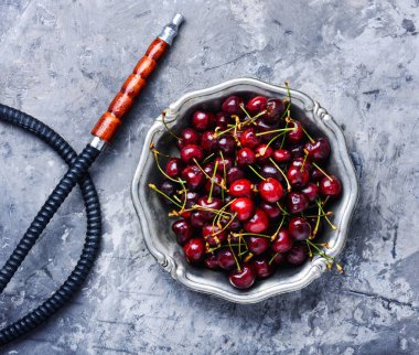 Relax için aroma kiraz ile oryantal nargile. Kiraz shisha