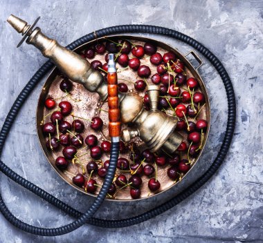 Relax için aroma kiraz ile oryantal nargile. Kiraz shisha