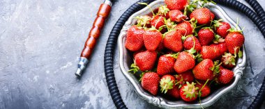 Aroma relax için çilek ile oryantal nargile. Çilek shisha