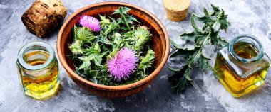 Şifalı bitki thistle ve özü ile tıp şişeler. Herbalism