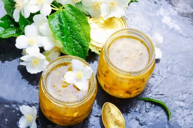Yasemin çiçek yaprakları, sağlıklı gıda üzerinden yararlı reçel