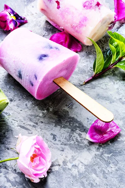 Gelato Alla Vaniglia Estivo Con Fiori Freschi Menta — Foto Stock