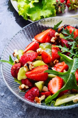 Yaz meyve vegan salatası çilek, temiz gıda ile