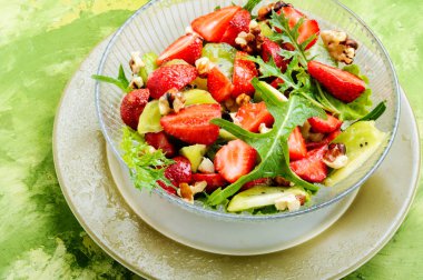 çilek, meyve ve salata diyet yaz salatası