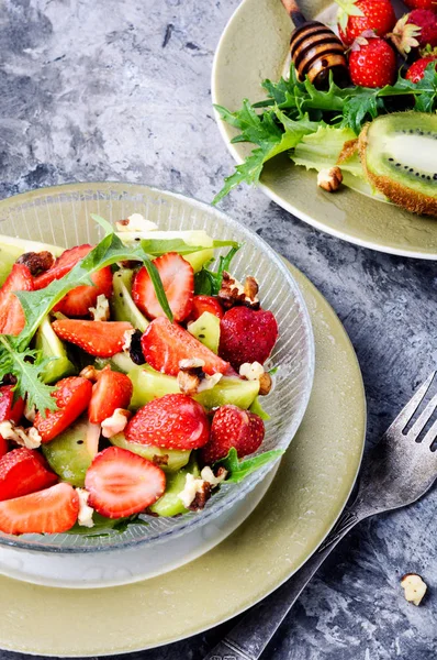 Ensalada Dietética Verano Con Fresas Frutas Lechuga —  Fotos de Stock