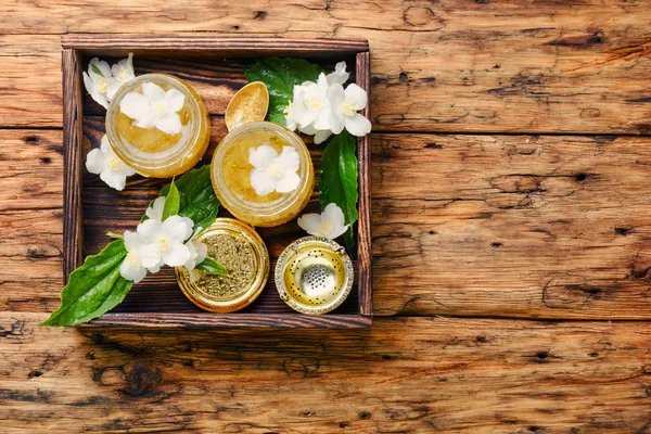 花咲くジャスミンの花びら 健康食品から有用なジャム — ストック写真