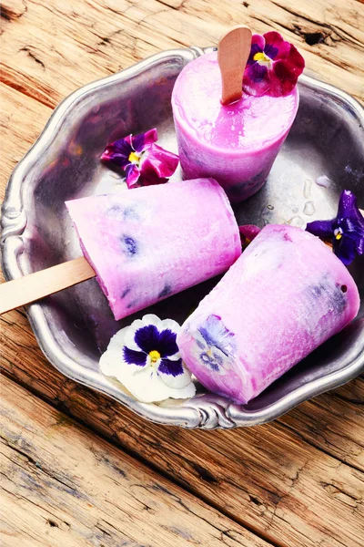 Helado Vainilla Verano Con Flores Frescas Menta —  Fotos de Stock