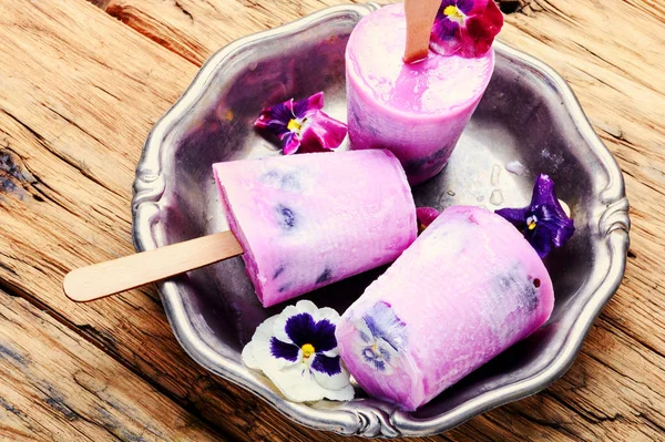 Helado Vainilla Verano Con Flores Frescas Menta —  Fotos de Stock