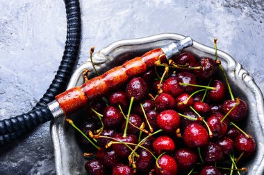 Relax için aroma kiraz ile oryantal nargile. Kiraz shisha