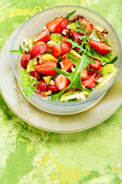 Yaz meyve vegan salatası çilek, temiz gıda ile