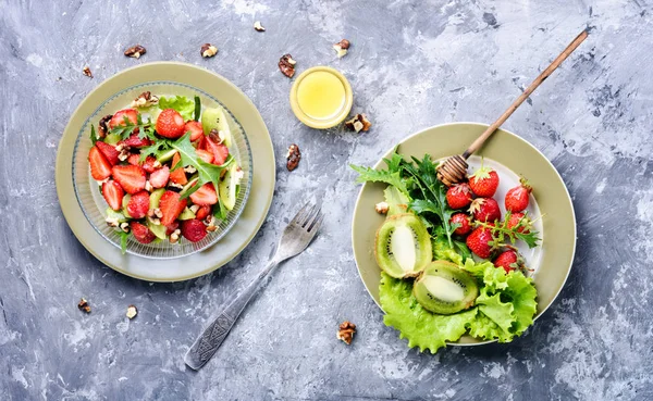 Diétás Nyári Saláta Szamóca Gyümölcs Saláta — Stock Fotó