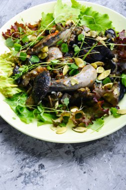 Sonbahar salatası yabani mantar ve marul. Vejetaryen yiyecekler