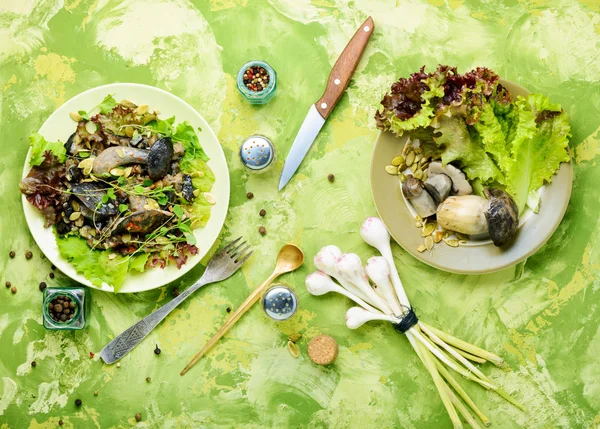 Salada Outono Com Cogumelos Silvestres Alface — Fotografia de Stock