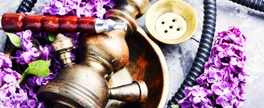 Eflatun çiçek ile nargile sigara. Shisha kavramı. Nargile kavramı