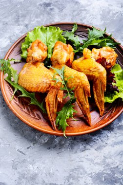 Füme tavuk kanatları ve yaprak salata. Fast food