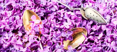 Eflatun çiçekler ve çay öznitelikleri ile çay arka plan. Bitkisel çay.