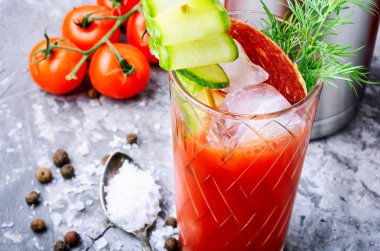 Bardak taze domates suyu ve taze domates