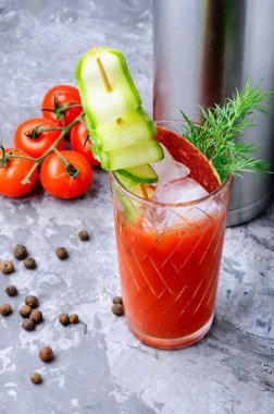 Bardak taze domates suyu ve taze domates