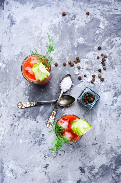 Bardak taze domates suyu ve taze domates