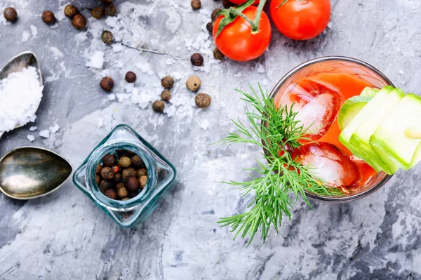 Bardak taze domates suyu ve taze domates