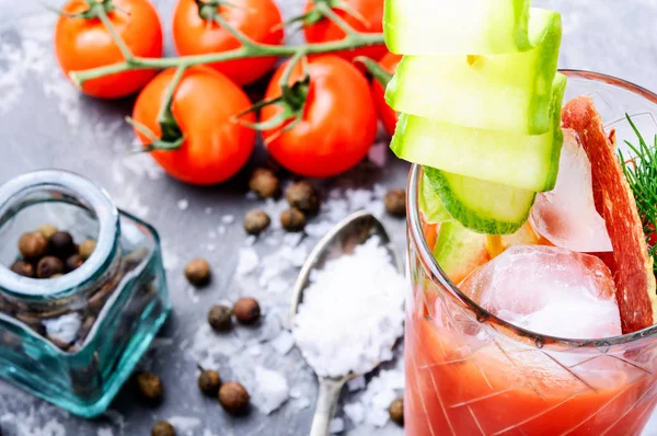 Bardak taze domates suyu ve taze domates