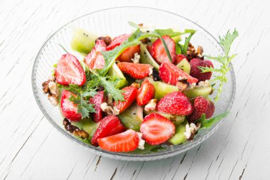 çilek, meyve ve salata diyet yaz salatası