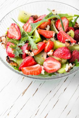 Yaz meyve vegan salatası çilek, temiz gıda ile