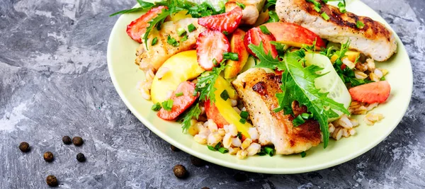 Salade Viande Canadienne Aux Fraises Orge Perlée — Photo