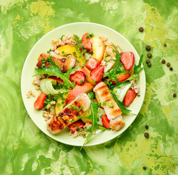 Salada Carne Canadense Com Morangos Cevada Pérola — Fotografia de Stock