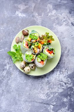 Sebze ve salata ile çeşitli Asya böreği