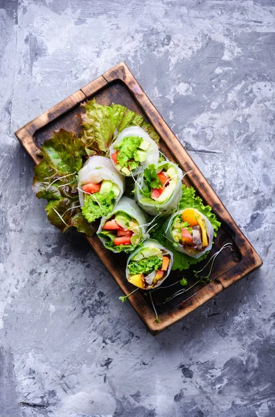 Sebze ve salata ile çeşitli Asya böreği