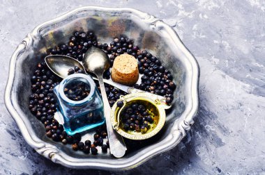 Çaylar ve özleri şifa için hazırlanan kuru ardıç meyveleri yığını