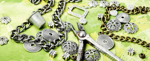 Şık Kadın Retro Takı Zincir Boncuk Kolye Yapılmış Mücevherat Yapımı — Stok fotoğraf